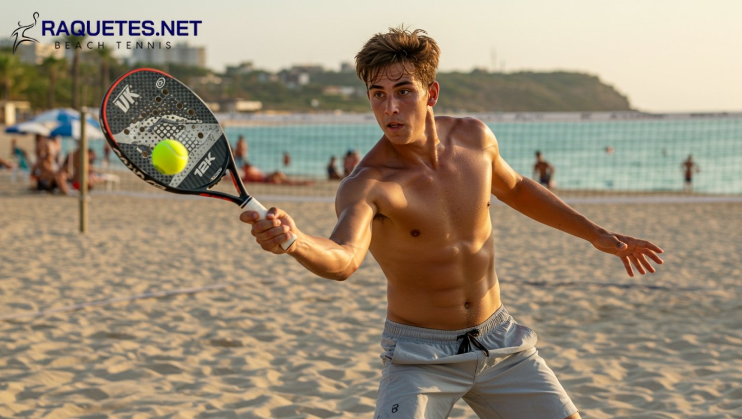 Jogador de beach tennis com raquete 12K demonstrando controle.
